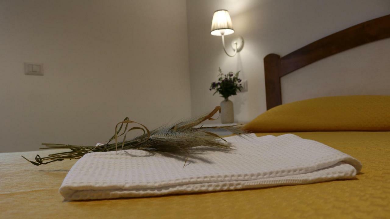 לינה וארוחת בוקר קסטלבאטה Casa Amigdala מראה חיצוני תמונה
